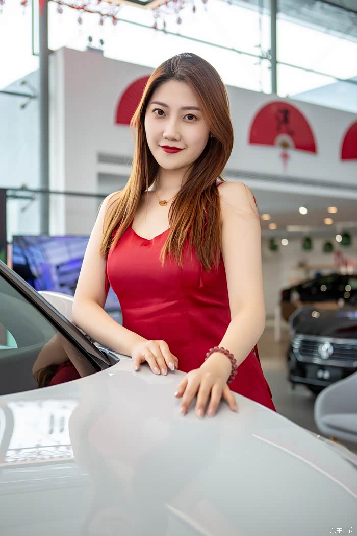 多彩六月临沂五一车展拍拍白色的id4和大长腿红裙美女