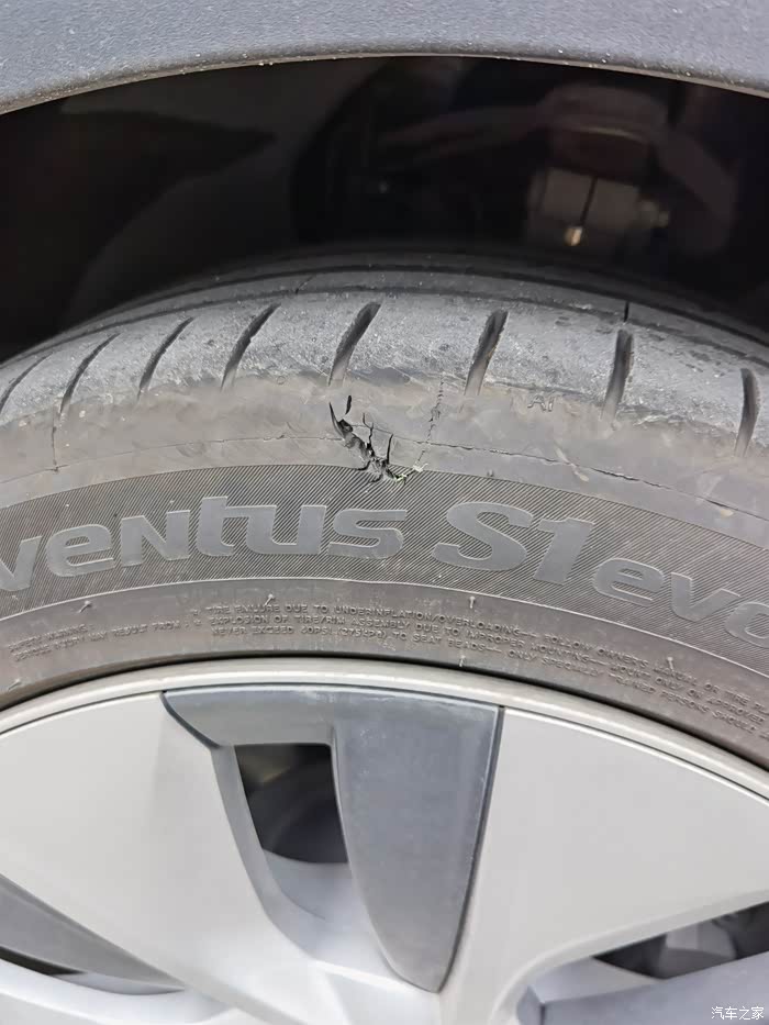 轮胎报废,吐槽一下,特斯拉的轮胎好贵啊.