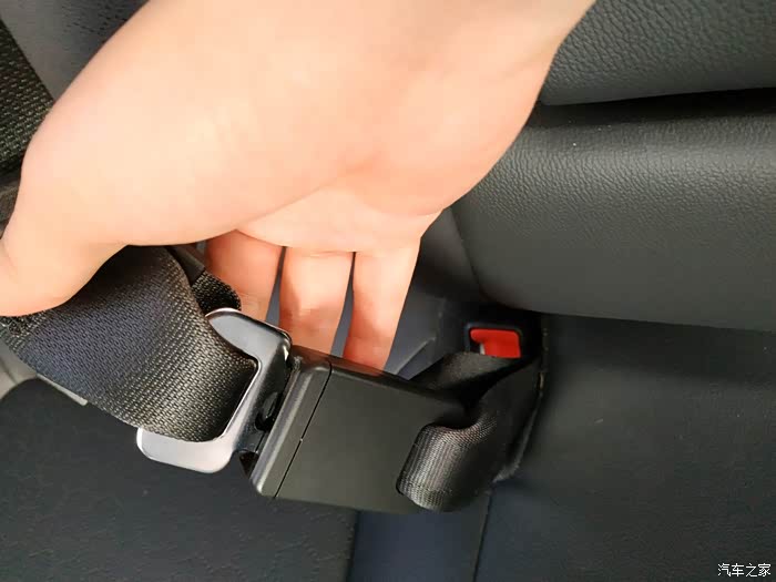 后排中间安全带怎么解