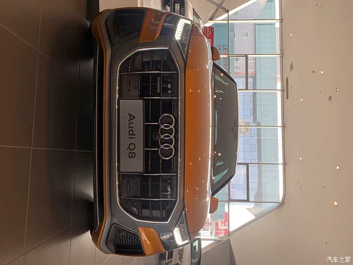 爱上全新奥迪q8鎏金橙现车照片