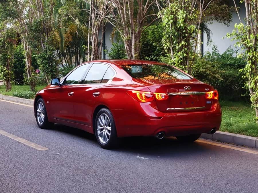 红色的英菲尼迪q50别说还真帅