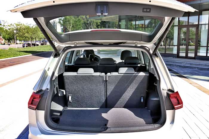 第三排使用情况下,后备箱空间也还可以.