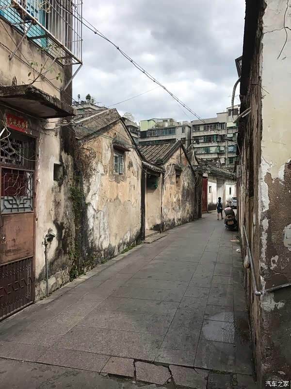 巷子,晚来有点恐怖,我在东莞出差的时候有走过比这还的巷子,没有灯很