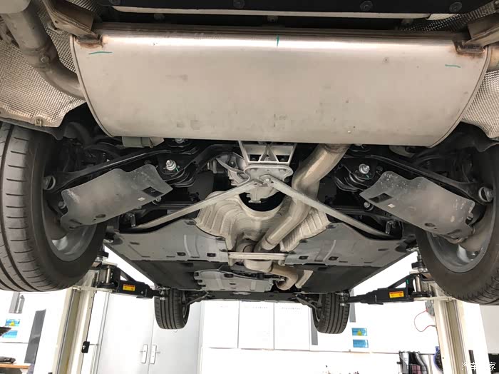 底盘工整,斜拉杆还在,据说今年的车已经减配了