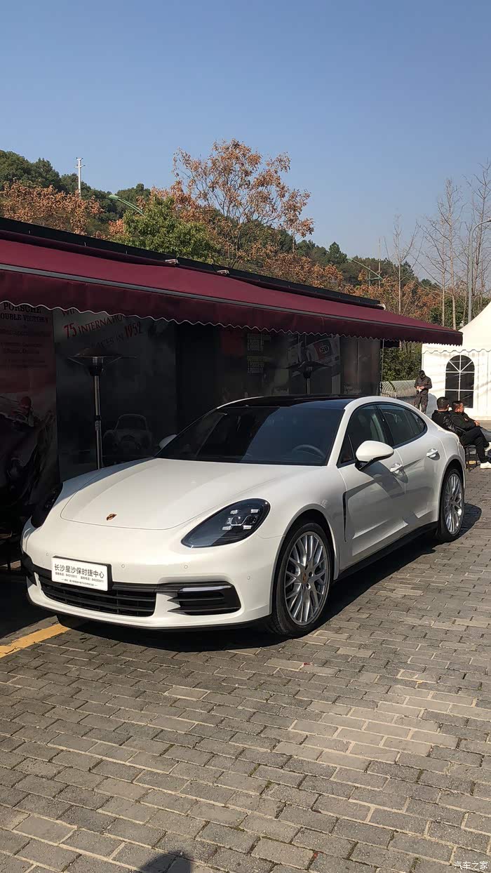 2017款 帕拉梅拉3.0t 白外红内 2w公里