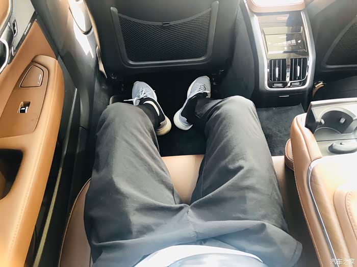 主驾驶是我试车时调的位置,我又坐在后排,可见车内空很充足了