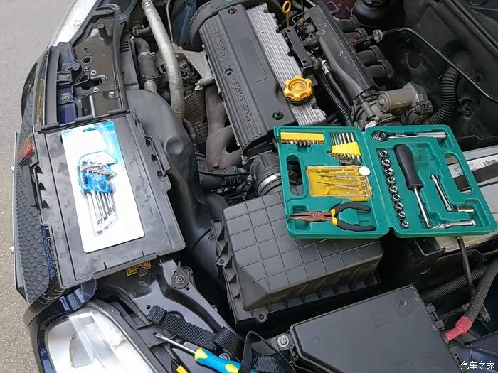 【图】自己动手系列之五:更换电瓶绑带作业_荣威750论坛_汽车之家论坛