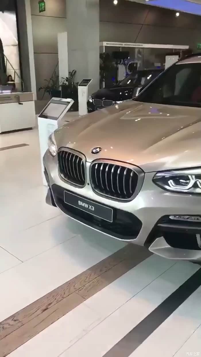 你是说这个吗?是月光银,很漂亮,国产只有25i豪华套可以选这个颜色.