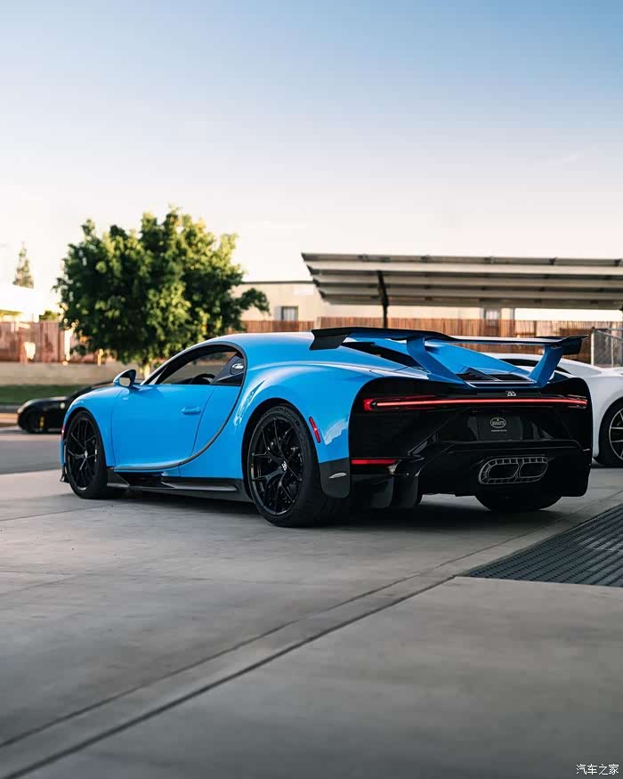 蓝色的布加迪chiron pur sport 配上了动感尾翼