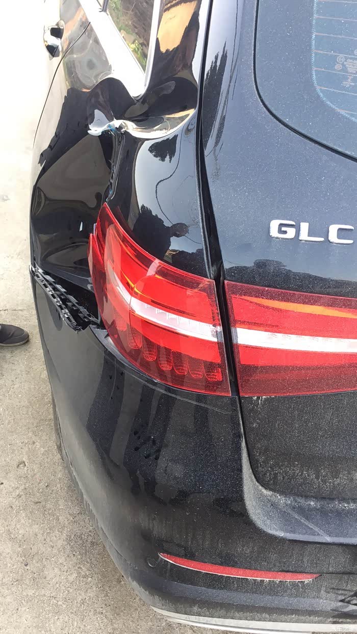 【图】好好停着被货车倒车撞这样了_奔驰glc论坛_汽车之家论坛