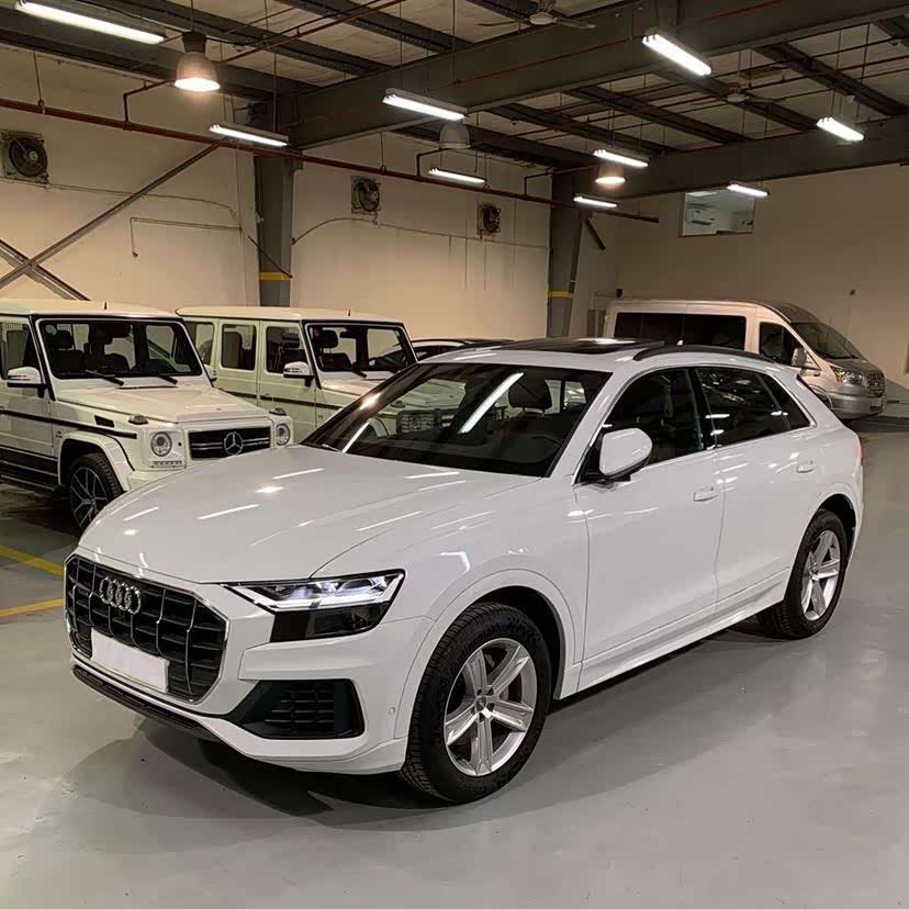 全新的奥迪q8白色的非常的洁净,很漂亮.