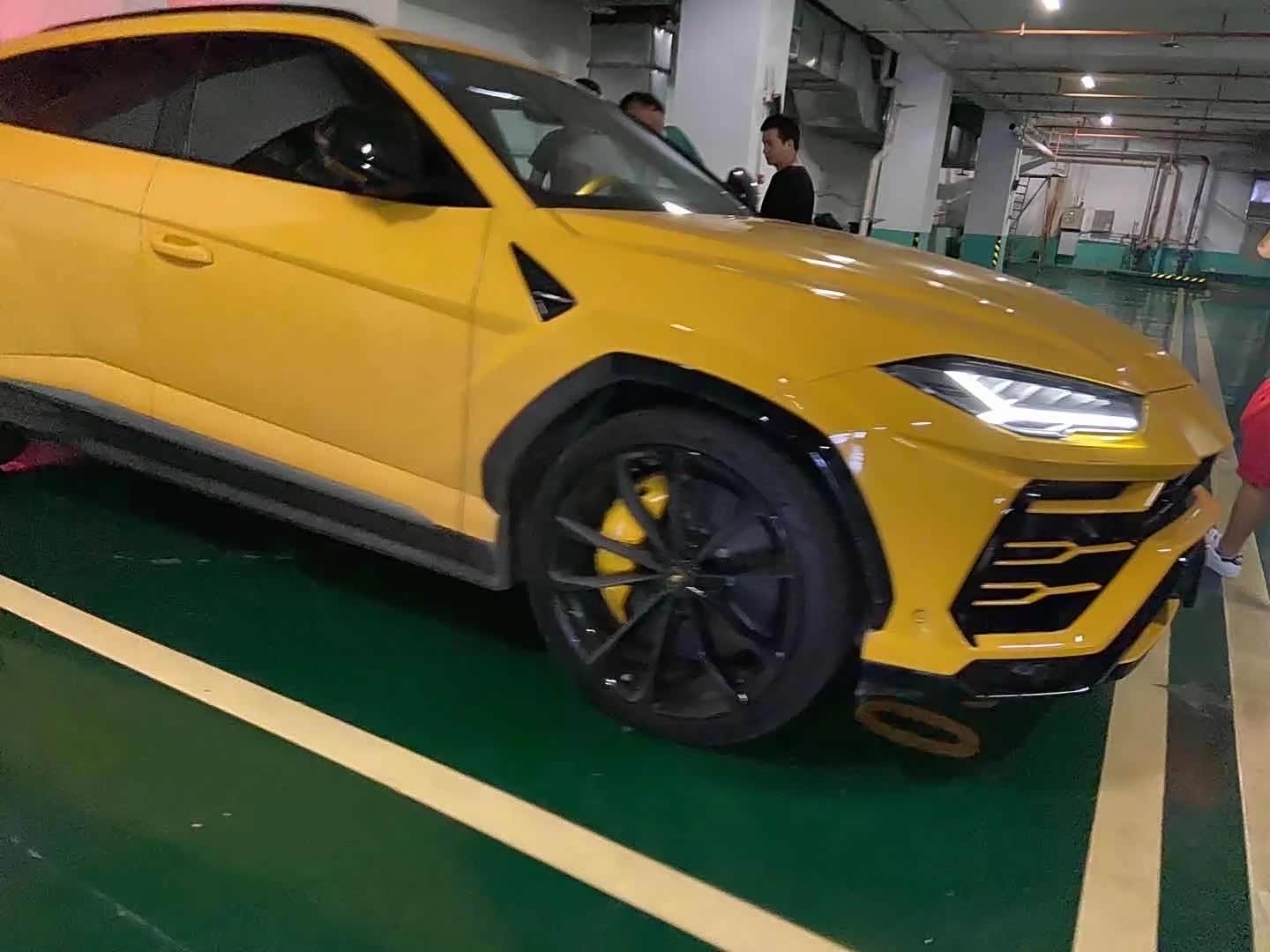 兰博基尼urus 4座 一头老黄牛