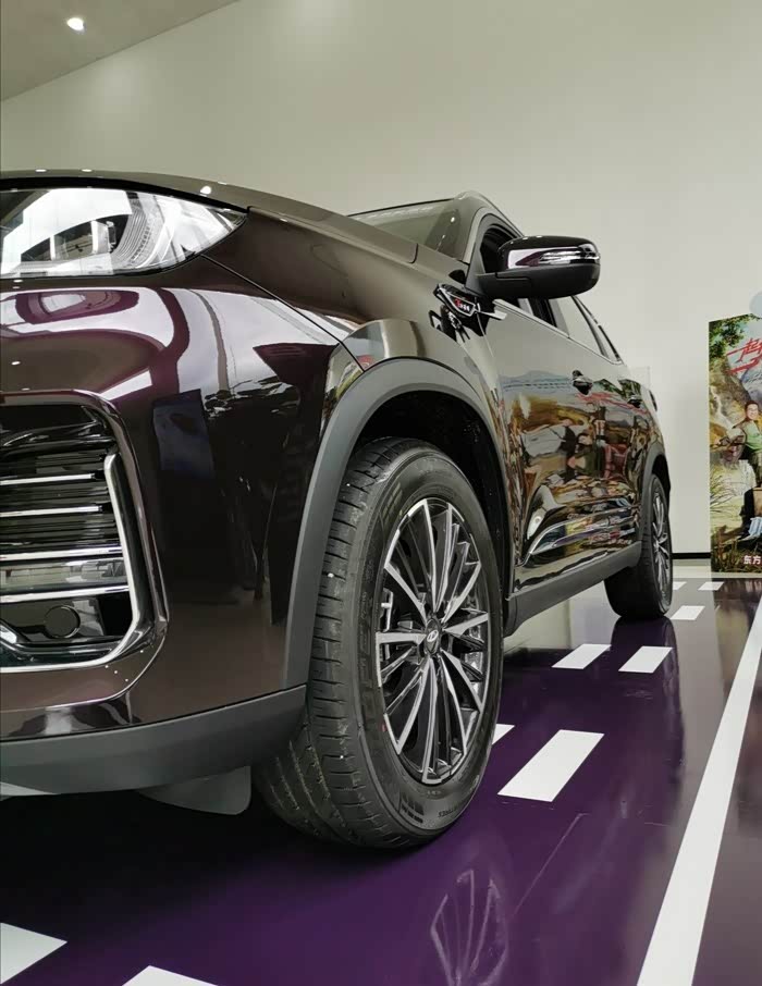 几何矩阵钻石前格栅一下子就提升了车子的档次感.