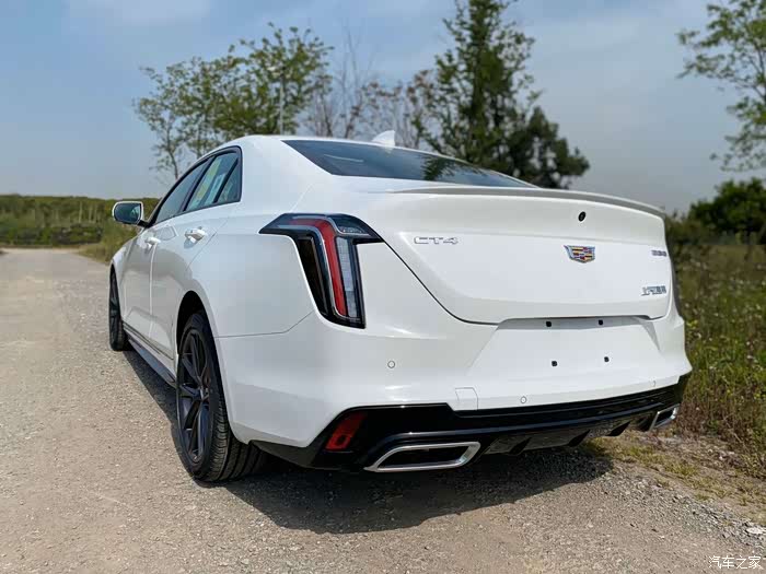 年轻人的选择白色ct4