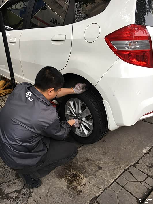 二代飞度换轮胎作业,顺带出几条旧轮胎