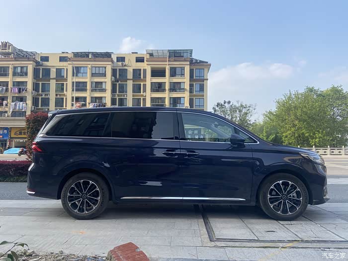 一辆内外兼修的家庭保姆车荣威imax8