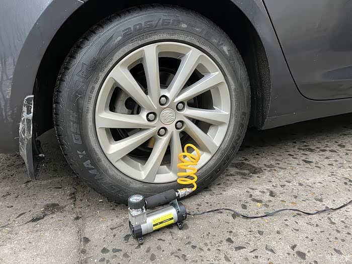 天气冷胎压低自己动手给轮胎打打气