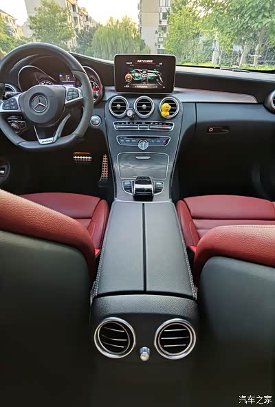 上海出一台2018款c300 coupe璨夜版,1.4万公里