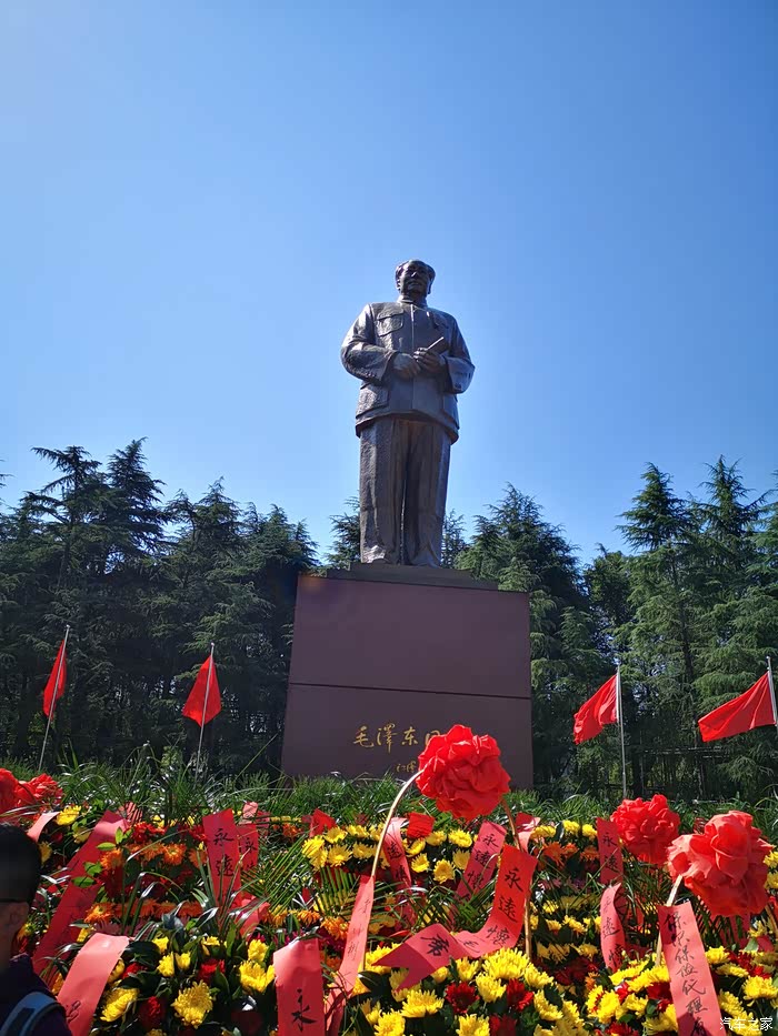 也算是一次难忘的旅行(三) 毛***的铜像矗立在广场中央,背面是韶峰