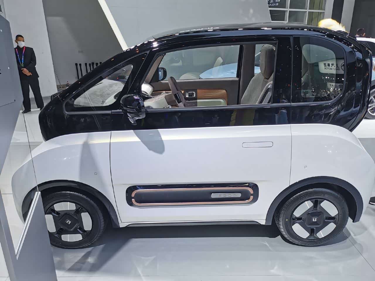 两座版宝骏e300外型确实很另类呀