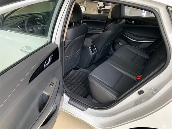 后排空间也挺宽敞