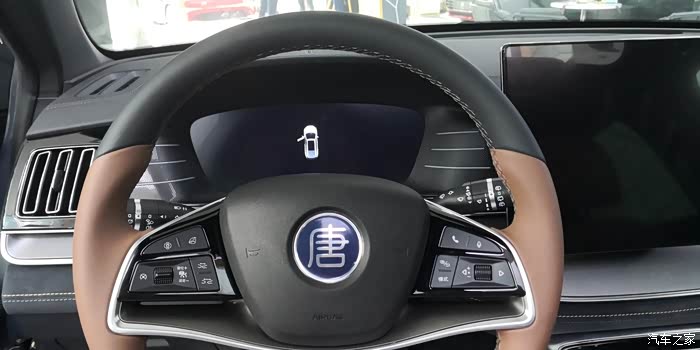 双幅方向盘看着运动感十足,方向盘款式设计很好看,特别是按键使用比我
