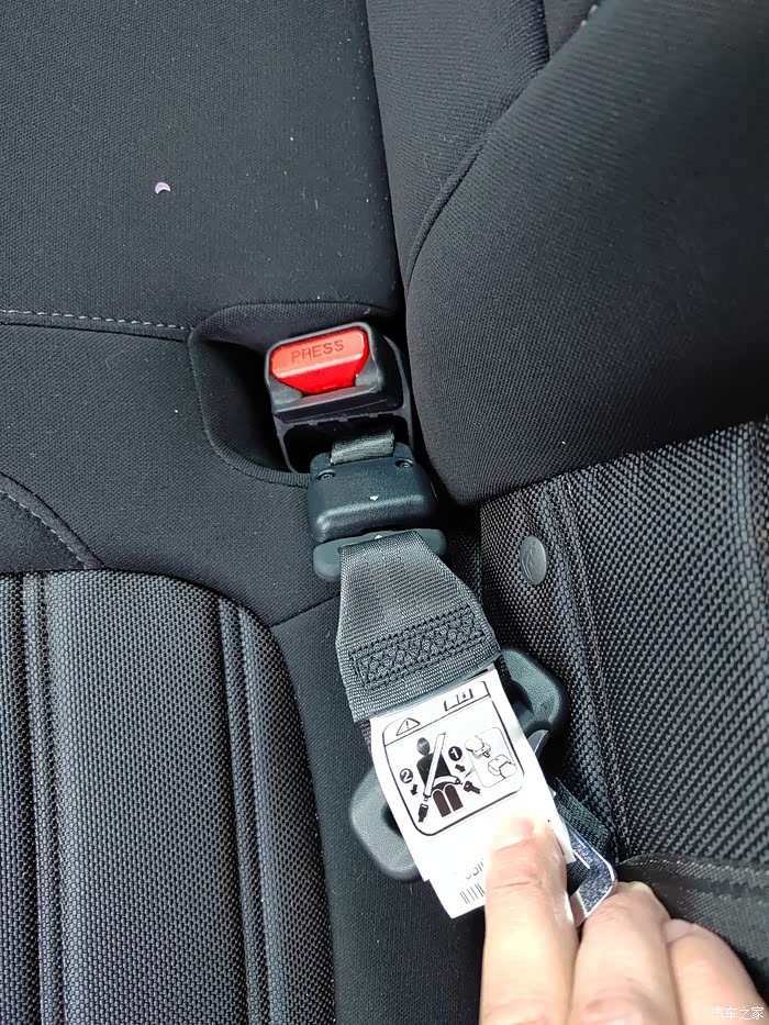 后排安全带被孩子扣上了解不开求助