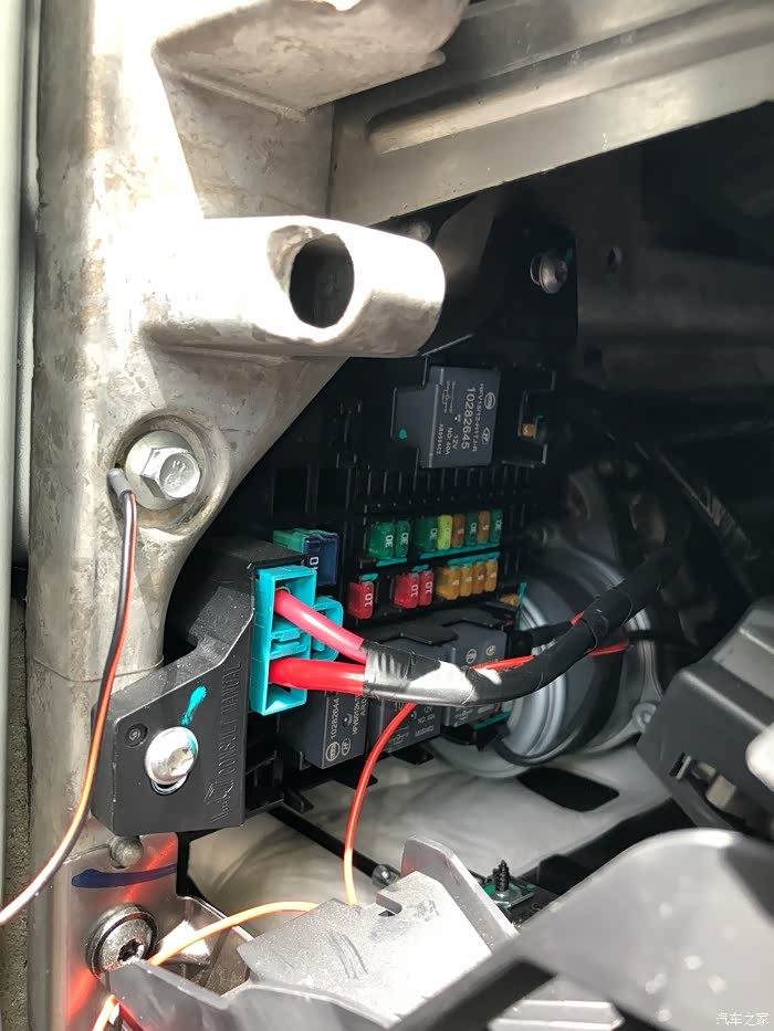 这个里面,保险盒都不知道我想你也不会接线,找专业的安装吧