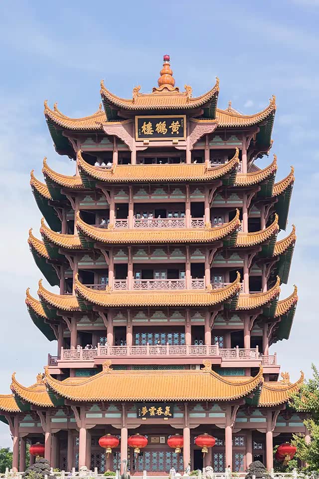 黄鹤楼原楼已在历史中被毁坏,现在看到的黄鹤楼是1981年重修