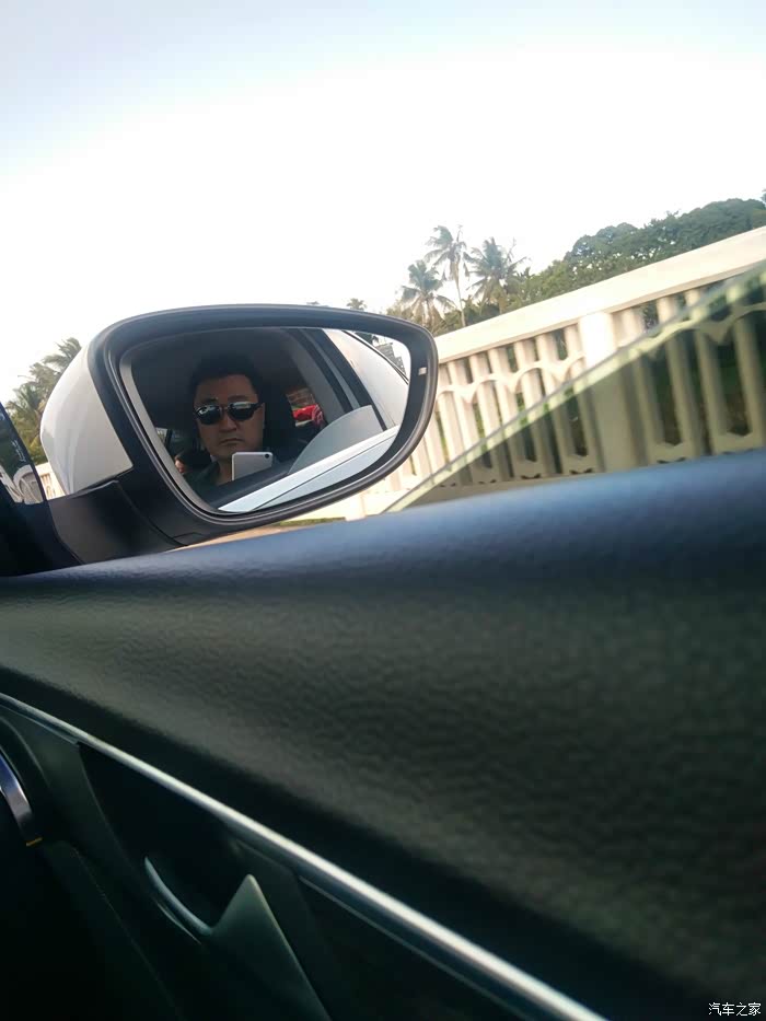 来个自拍.哈哈,装酷的墨镜男.哈哈