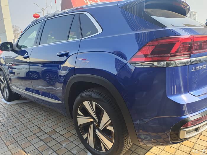 阳光下的你很靓眼蓝色的途昂x