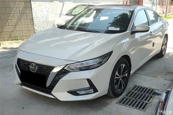 轩逸的颜值还是挺不错的,被称为小天籁,白色车身显得整车很大气