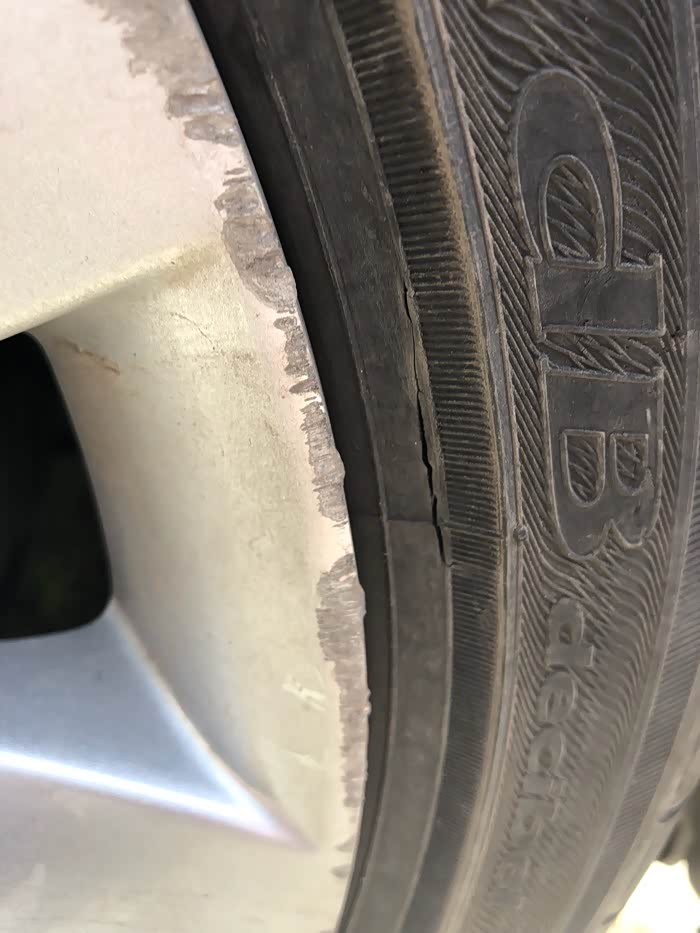 轮胎侧面有个口子不知道怎么弄的