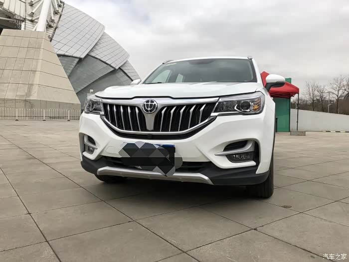 我的后来朋友介绍中华v6 然后陪我去了4s店 第一眼我就被v6外观吸引