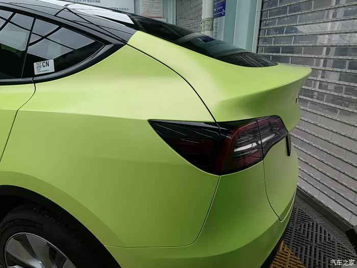 电光嫩芽绿特斯拉改色电光嫩芽绿春日气息瞬间拉满