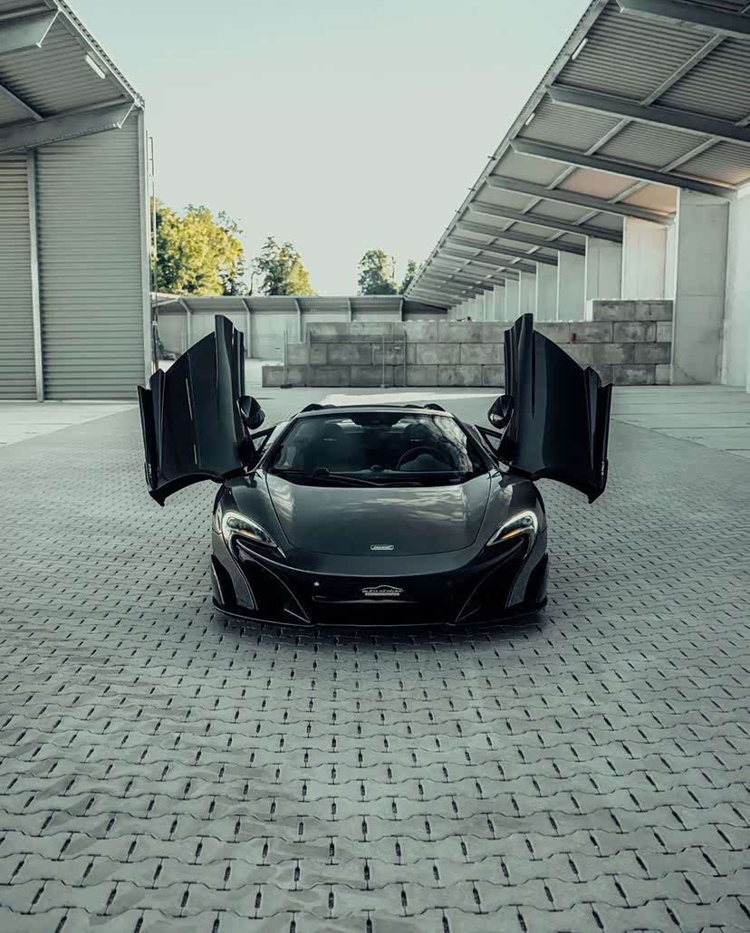 迈凯伦675lt!剪刀门非常的漂亮,外观很拉风.