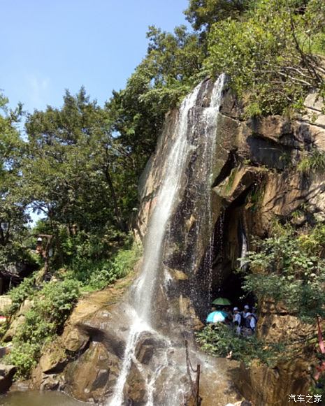 從山腳爬上山頂,在水簾洞附遭遇群猴子襲擊,搶走了香蕉!哈哈!