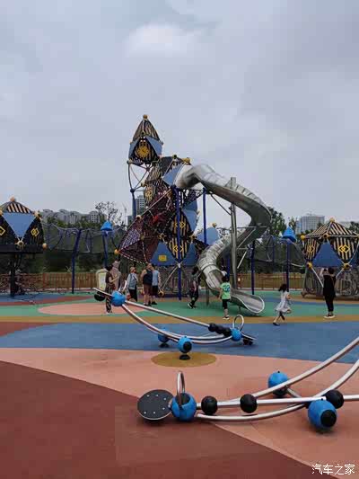 游乐场也慢慢得放开了,这不周末时分,兴致起,来到了太原晋阳湖公园好