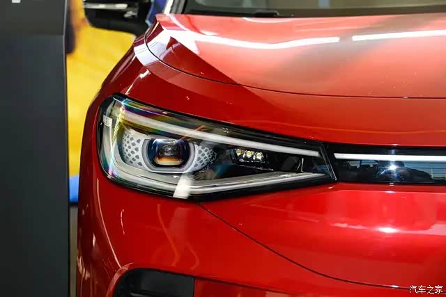 贯穿式的前格栅与两侧led大灯组相连接的设计