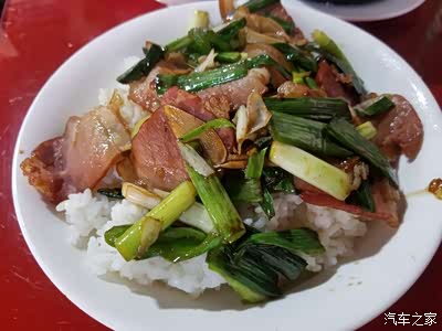 没想到巴松措景区门口还有如此香的腊肉盖浇饭,无敌美味,给老板点赞!