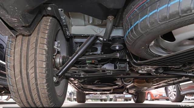 底盘采用前麦弗逊式独立悬挂,后半拖式独立悬挂,并且标配了全时四驱