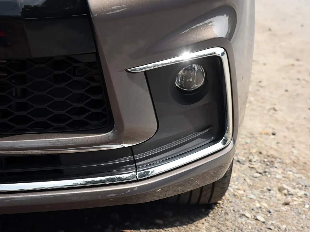 前脸采用了纺锤式的中网风格,颜值上有点像雷克萨斯