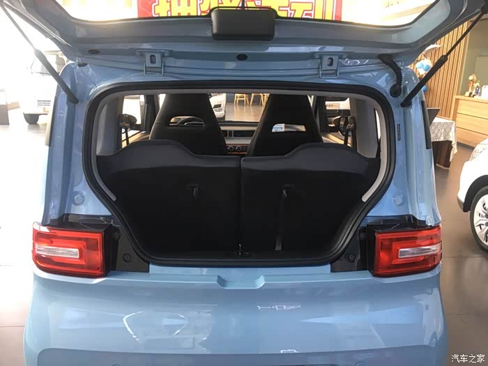 后备箱倒是没有了,不过两万来块钱还要啥自行车啊,是吧?