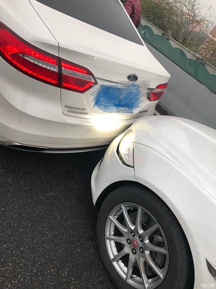 今天被追尾屁股很硬几乎无损伤