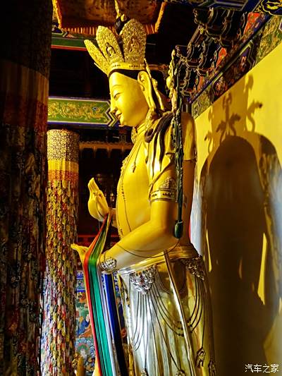 登藏经阁楼敬仰佛祖释迦摩尼立像侧面半部 非常珍贵照片游客到广仁寺