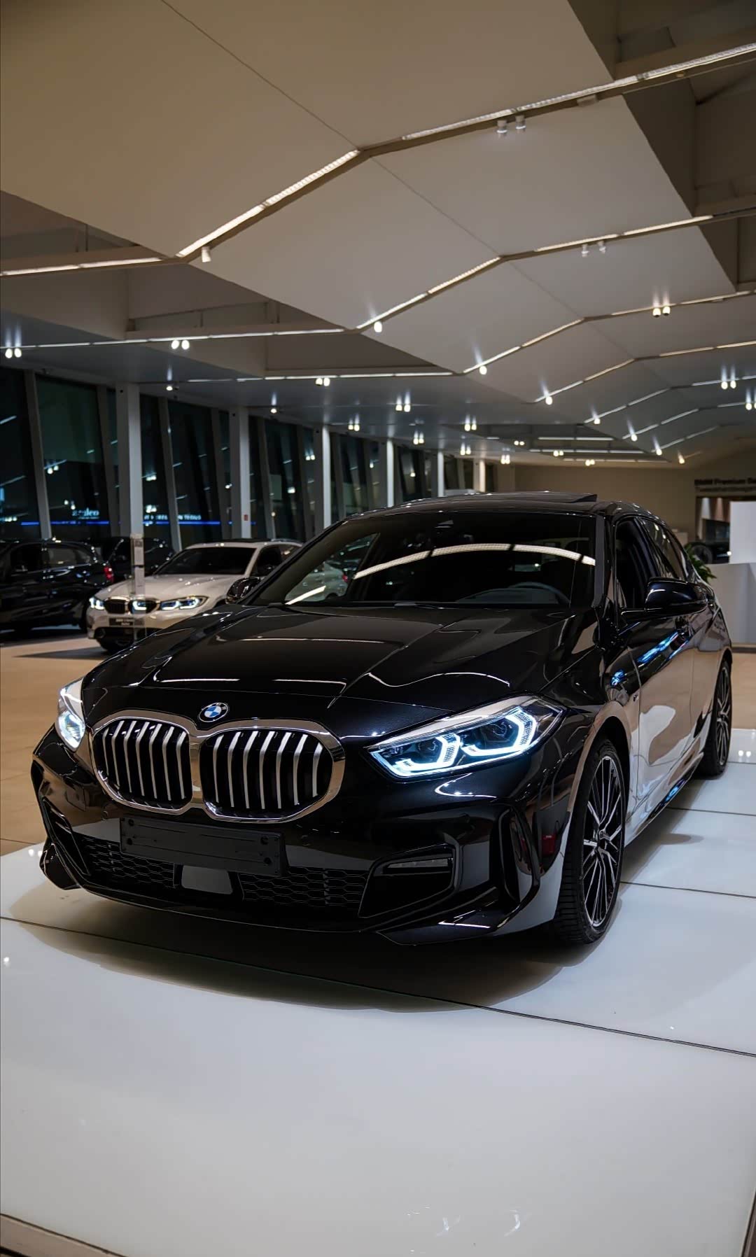 全新宝马1系有点帅啊大灯看起来气势如虹