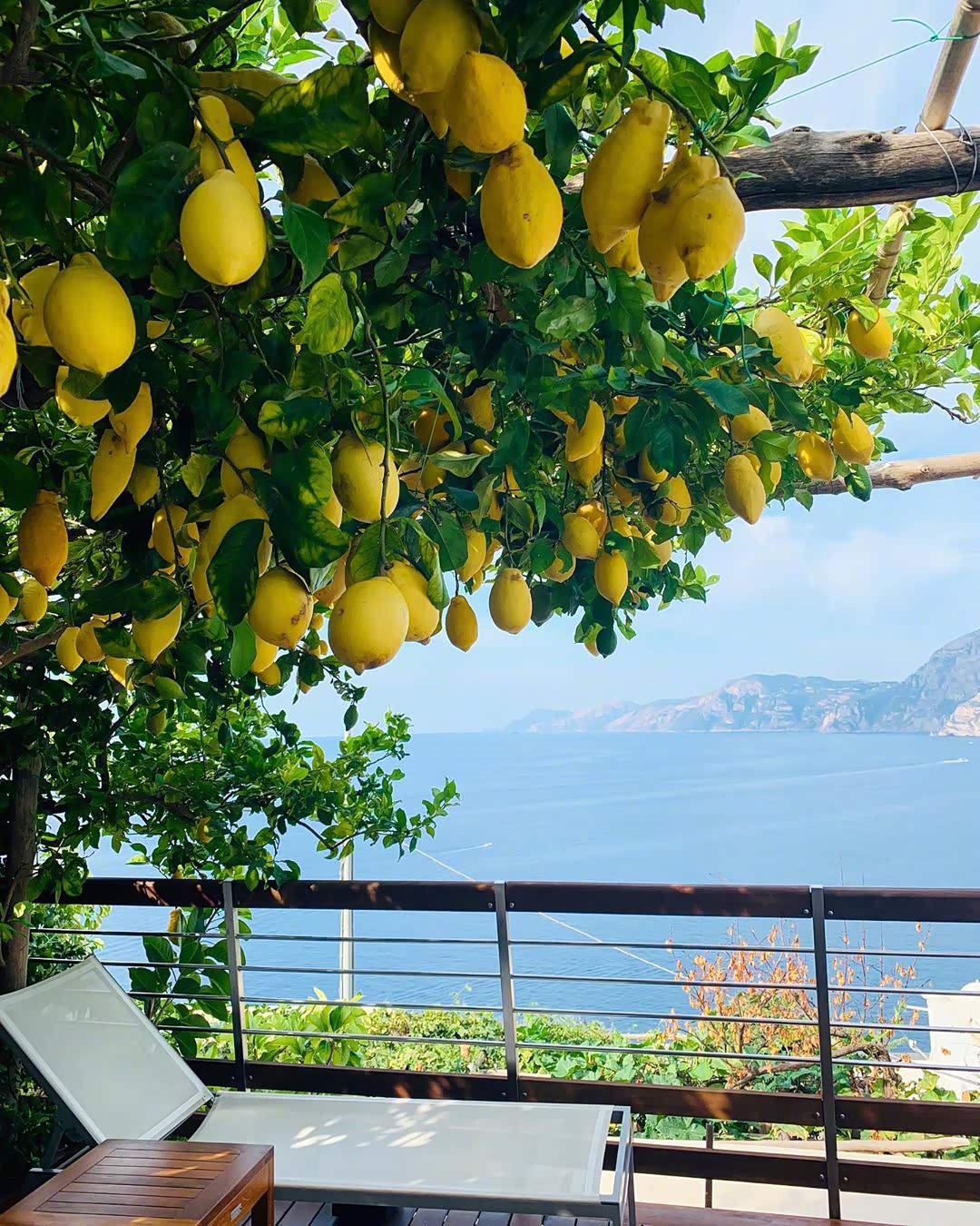 波西塔诺的海风,满是清香的柠檬味儿.