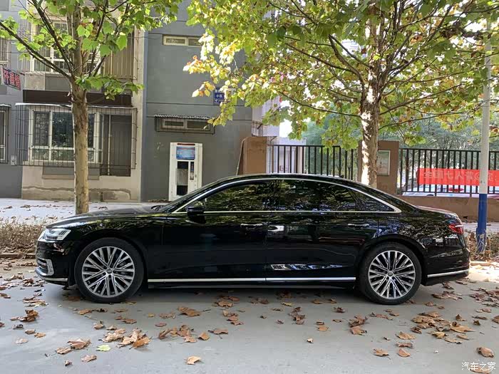 奥迪a8侧面线条十分平缓使其看上去姿态更低更沉稳