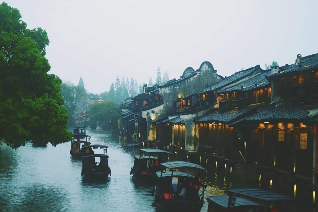 烟雨入江南,山水如墨画.