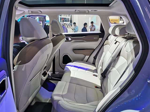 【广州车展】吉利汽车的新款icon的后排空间还不错.